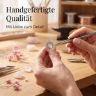 [KI] Handgefertigter Silberring mit Rosenquarz bei der Schmuckherstellung