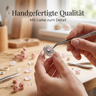 [KI] Handgefertigter Silberring mit Rosenquarz bei der Schmuckherstellung