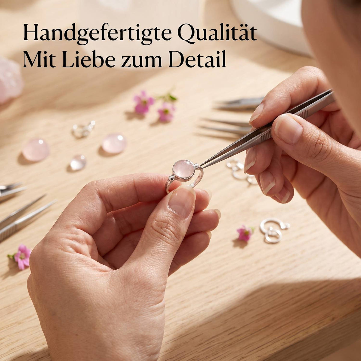 Handgefertigter Silberring mit Rosenquarz bei der Schmuckherstellung