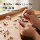 [KI] Handgefertigter Silberring mit Rosenquarz bei der Schmuckherstellung