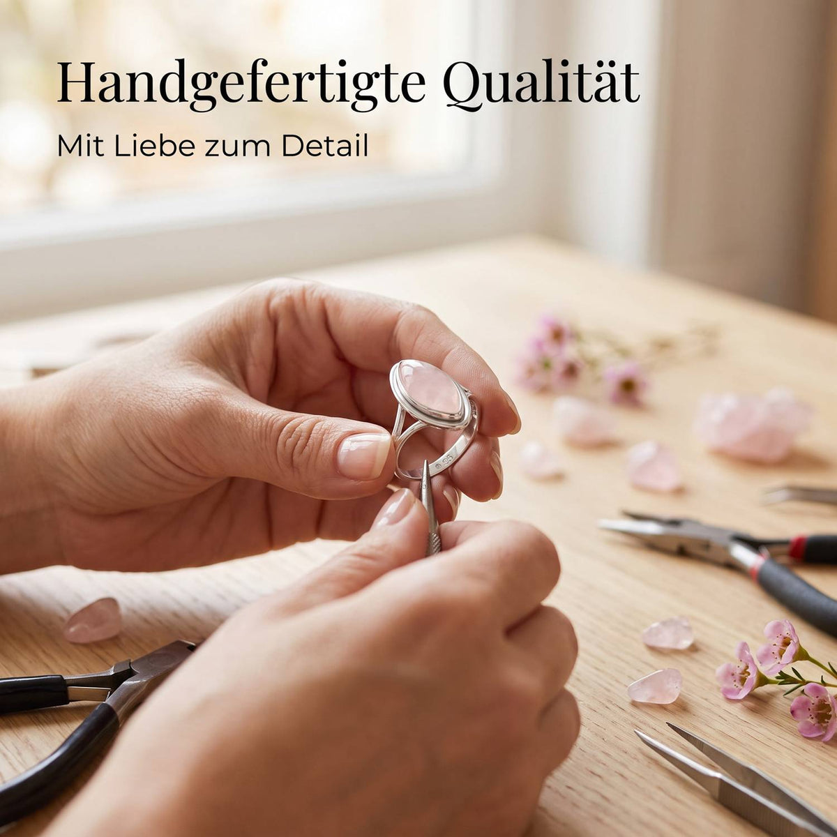 Handgefertigter Silberring mit Rosenquarz bei der Schmuckherstellung