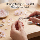 [KI] Handgefertigter Silberring mit Rosenquarz bei der Schmuckherstellung