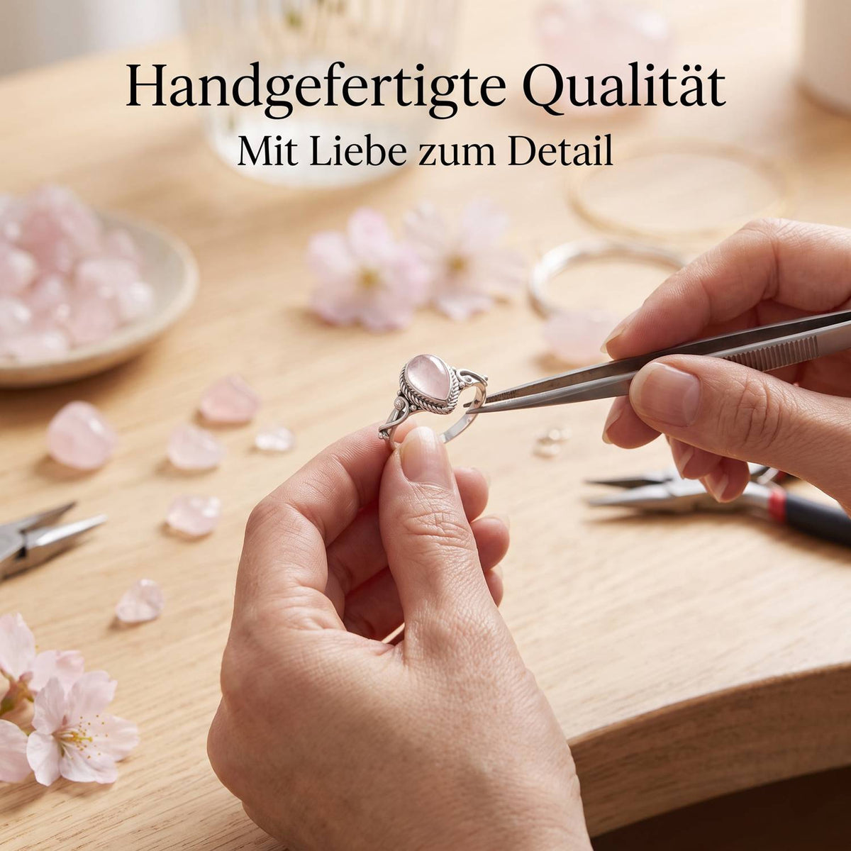 Handgefertigter Silberring mit Rosenquarz bei der Schmuckherstellung