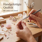 [KI] Handgefertigter Silberring mit Rosenquarz bei der Schmuckherstellung