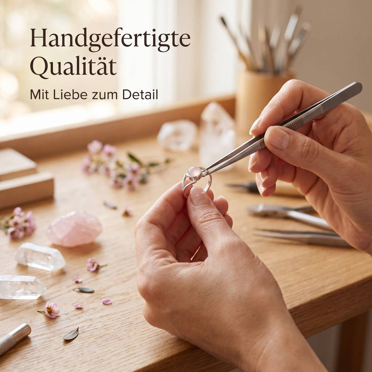 Handgefertigter Silberring mit Rosenquarz bei der Schmuckherstellung