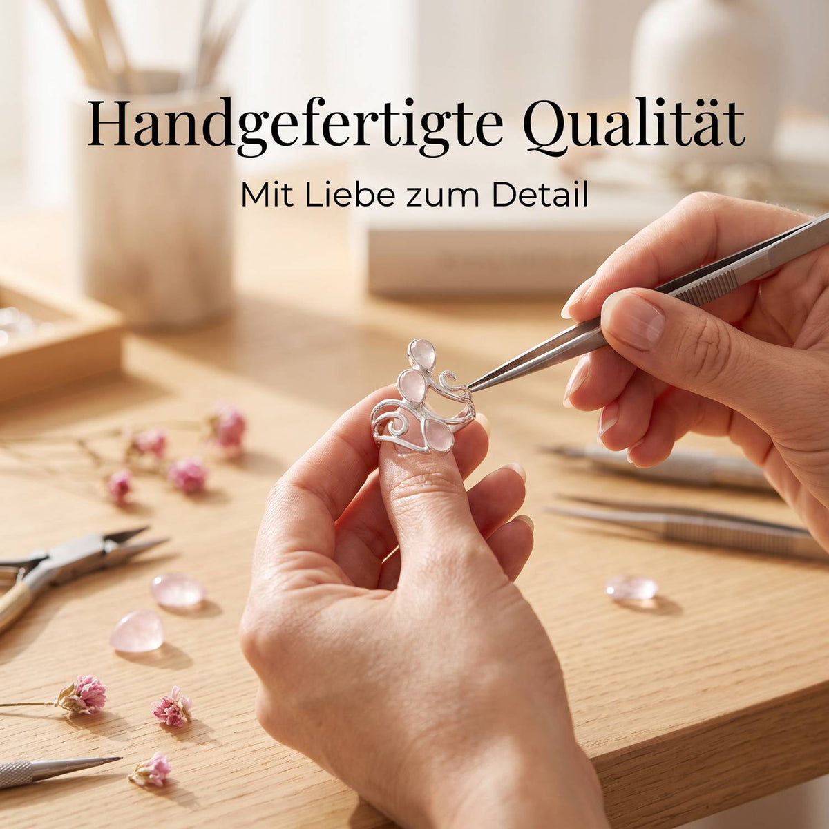 Handgefertigter Silberring mit Rosenquarz bei der Schmuckherstellung