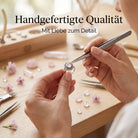 [KI] Handgefertigter Silberring mit Rosenquarz bei der Schmuckherstellung