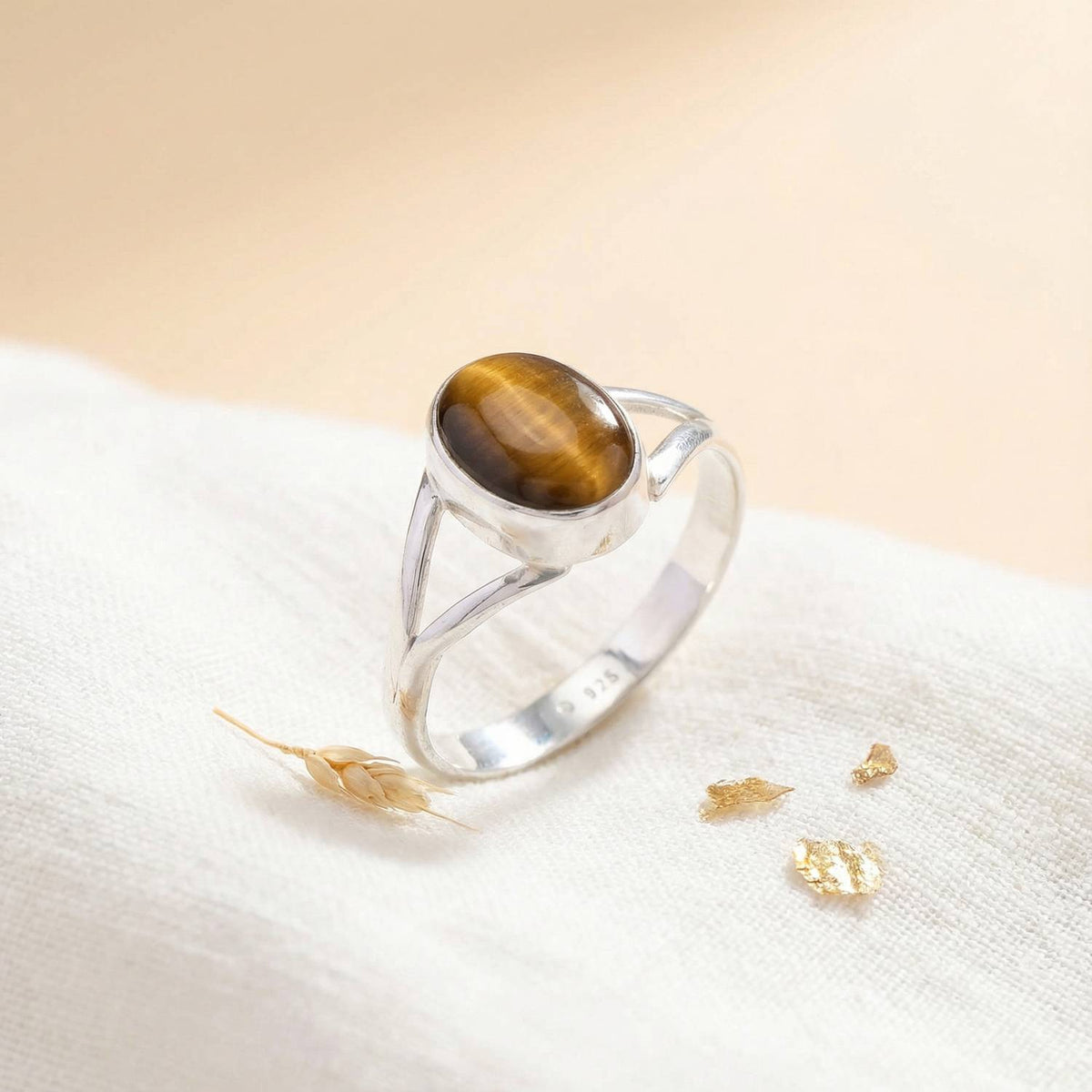 Silberring mit Tigerauge auf hellem Stoff