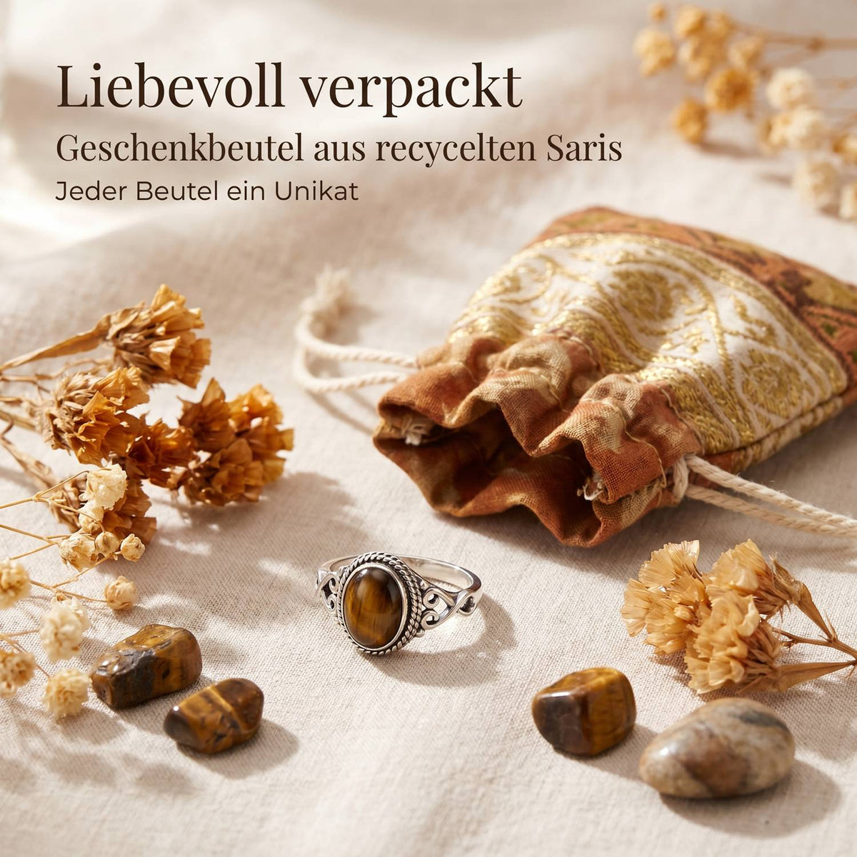 Silberring mit Tigerauge und Geschenkbeutel aus recyceltem Sari