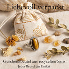 [KI] Silberring mit Tigerauge und Geschenkbeutel aus recyceltem Sari