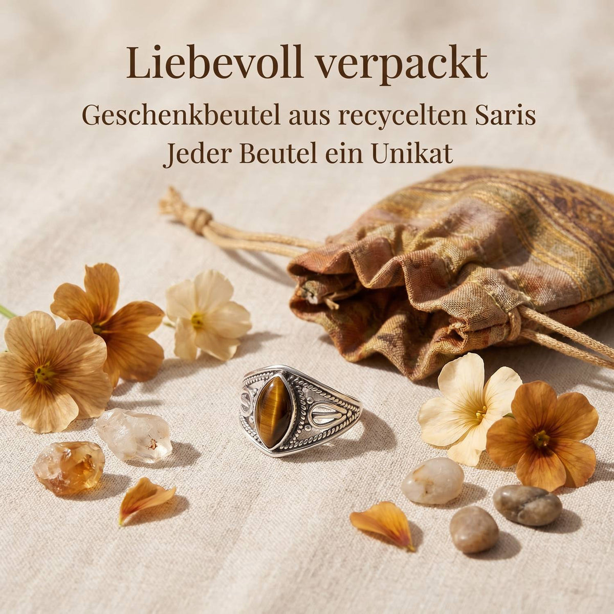 Silberring mit Tigerauge und Geschenkbeutel aus recyceltem Sari