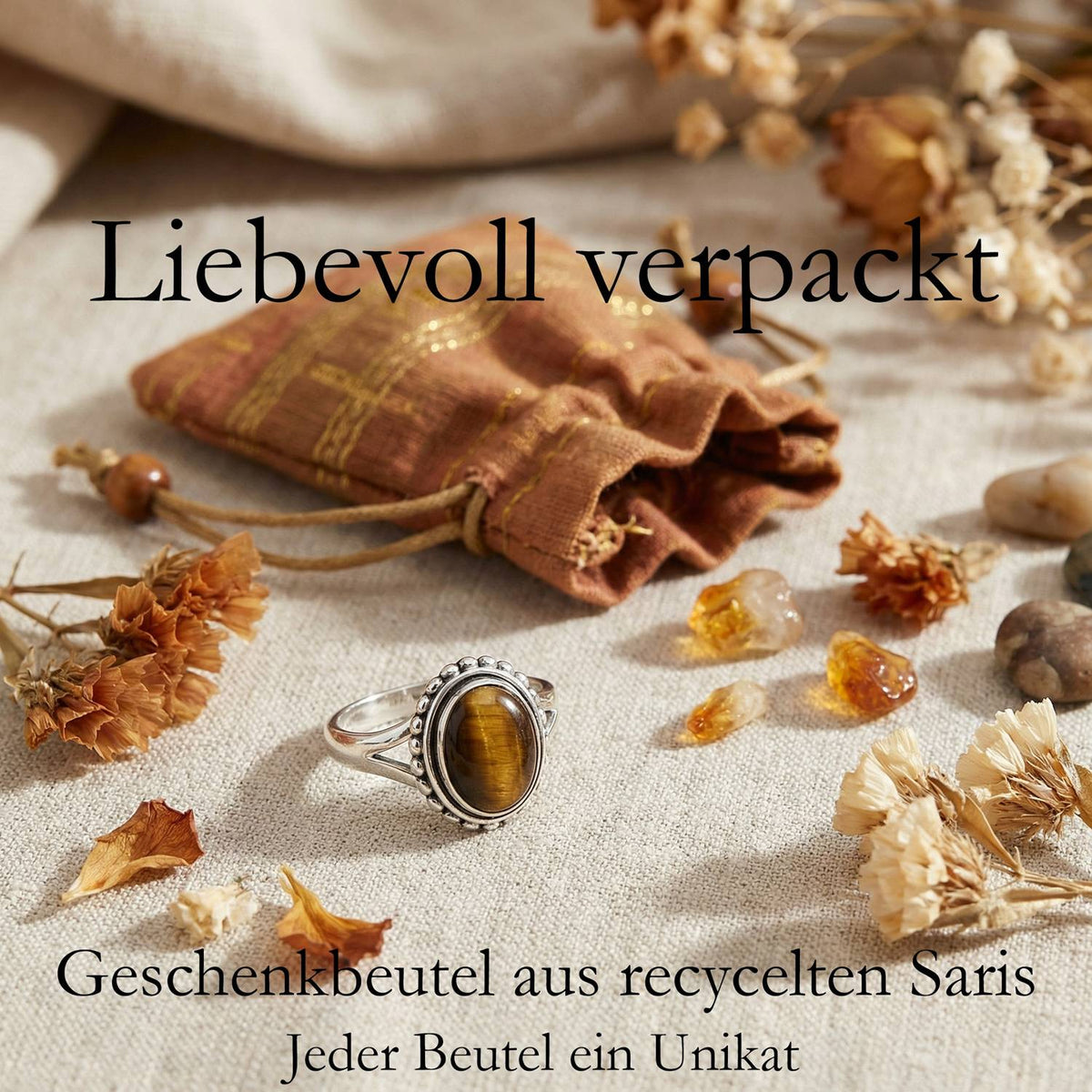 Silberring mit Tigerauge und Geschenkbeutel aus recyceltem Sari