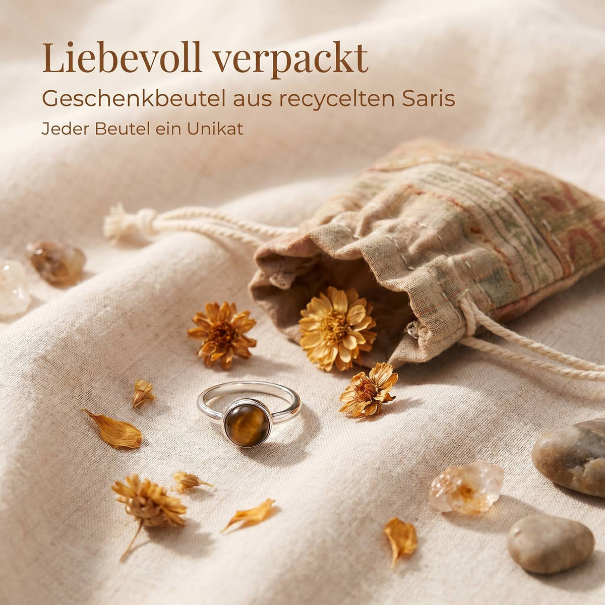 Silberring mit Tigerauge und Geschenkbeutel aus recyceltem Sari