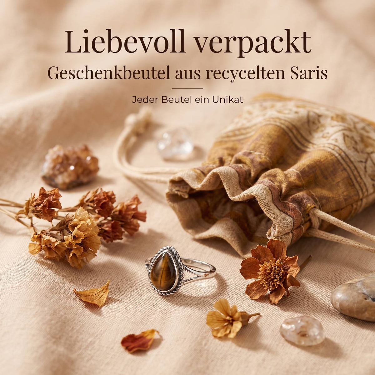 Silberring mit Tigerauge und Geschenkbeutel aus recyceltem Sari