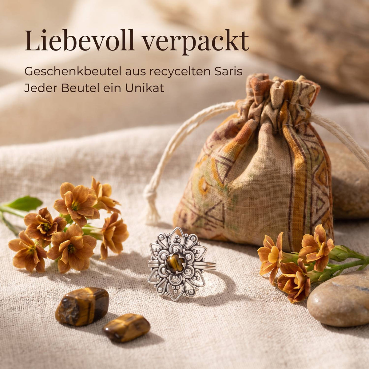 Silberring mit Tigerauge und Geschenkbeutel aus recyceltem Sari