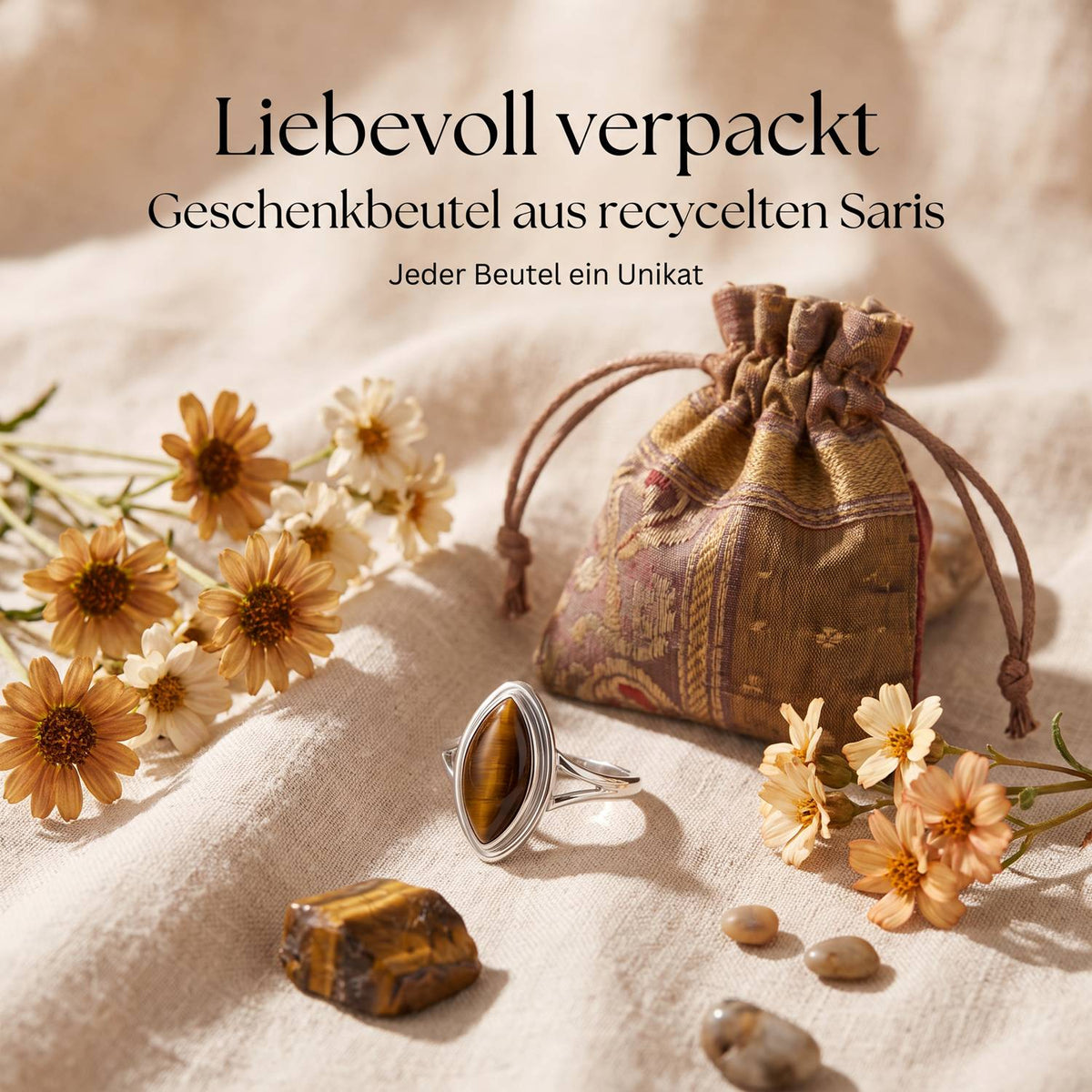 Silberring mit Tigerauge und Geschenkbeutel aus recyceltem Sari