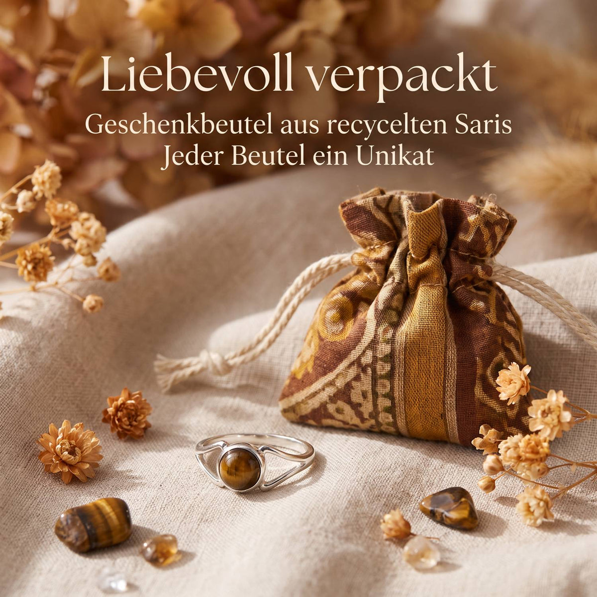 Silberring mit Tigerauge und Geschenkbeutel aus recyceltem Sari