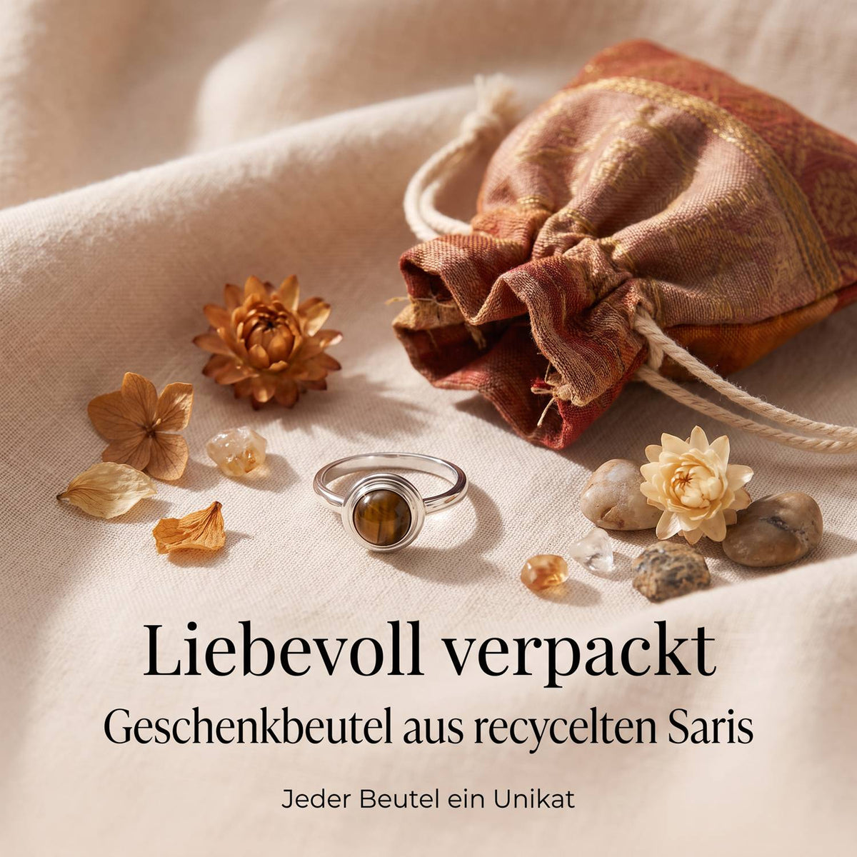 Silberring mit Tigerauge und Geschenkbeutel aus recyceltem Sari
