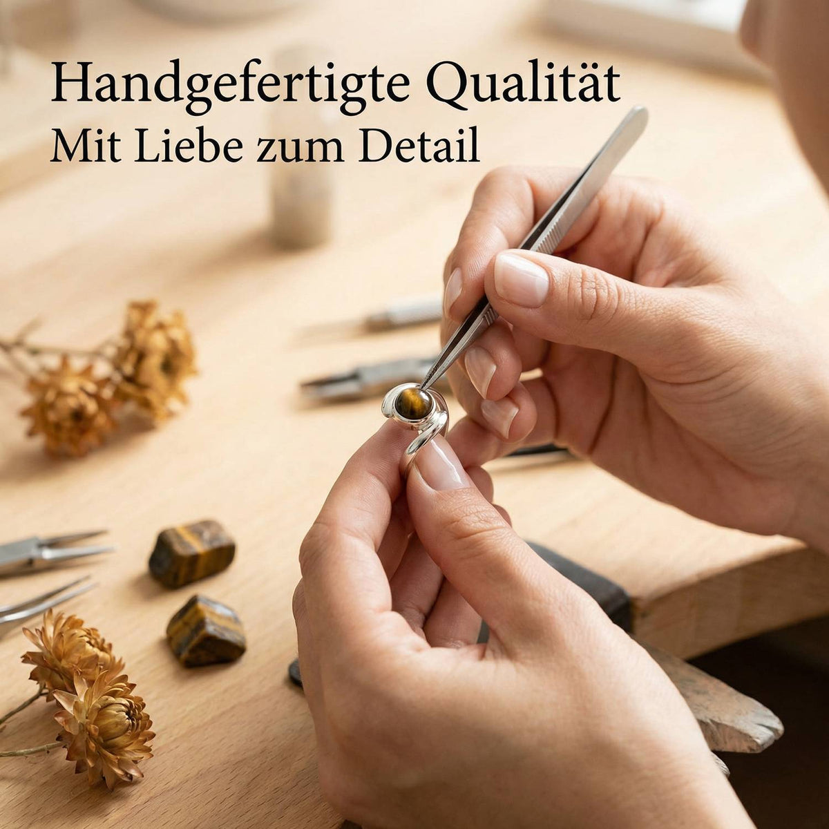 Handgefertigter Silberring mit Tigerauge bei der Schmuckherstellung
