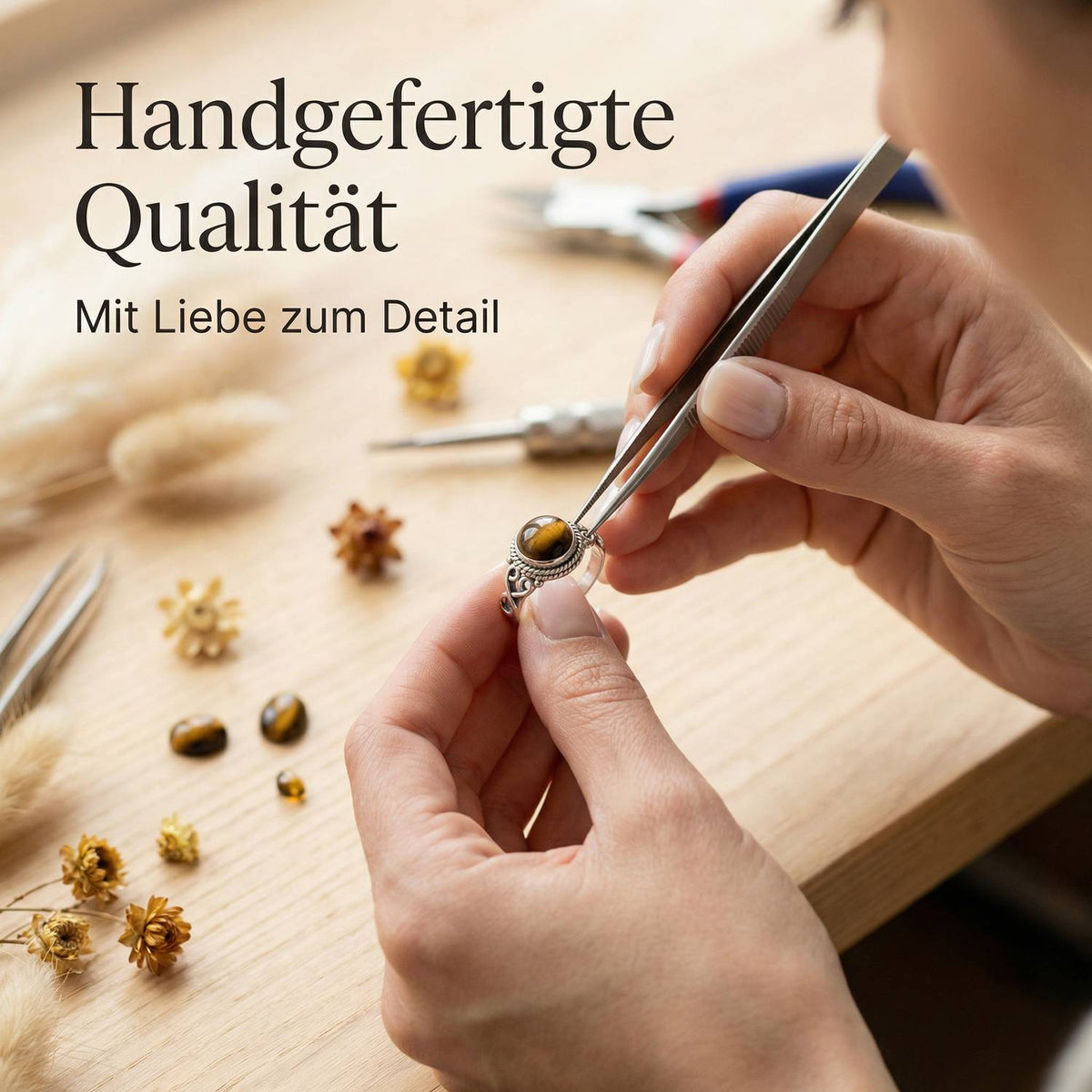 Handgefertigter Silberring mit Tigerauge bei der Schmuckherstellung