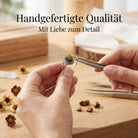 [KI] Handgefertigter Silberring mit Tigerauge bei der Schmuckherstellung