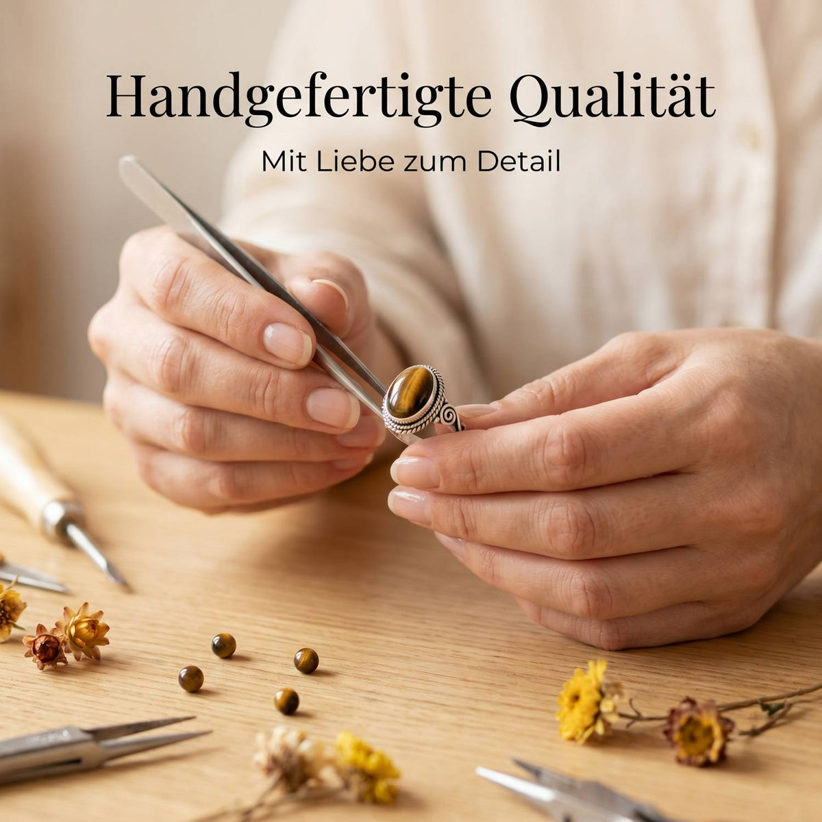 Handgefertigter Silberring mit Tigerauge bei der Schmuckherstellung