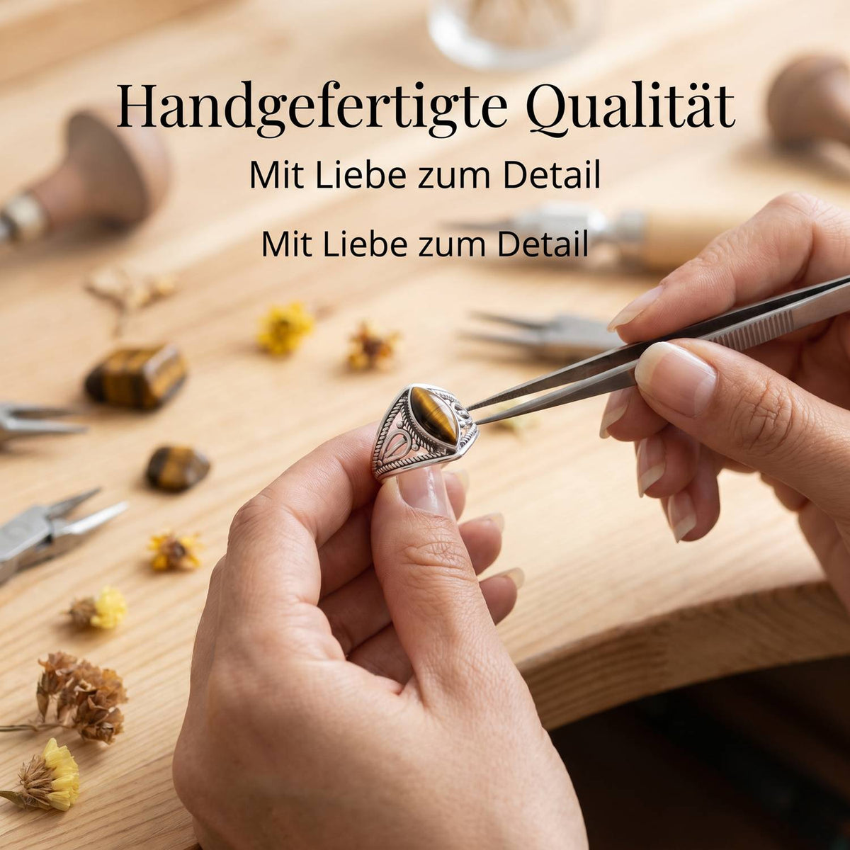 Handgefertigter Silberring mit Tigerauge bei der Schmuckherstellung