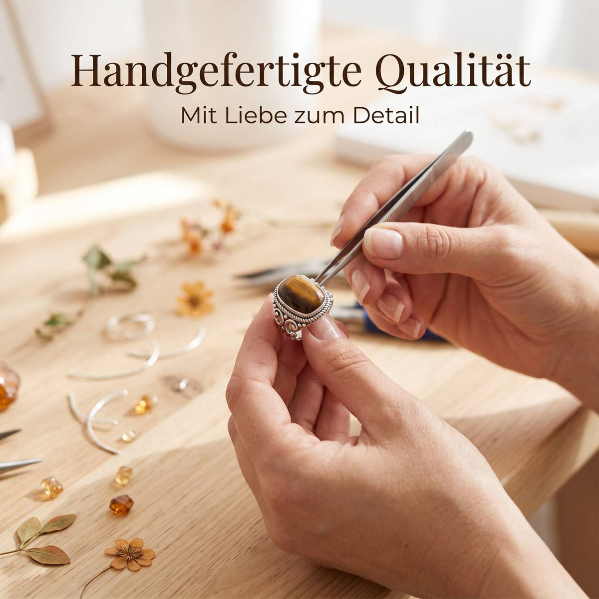 Handgefertigter Silberring mit Tigerauge bei der Schmuckherstellung