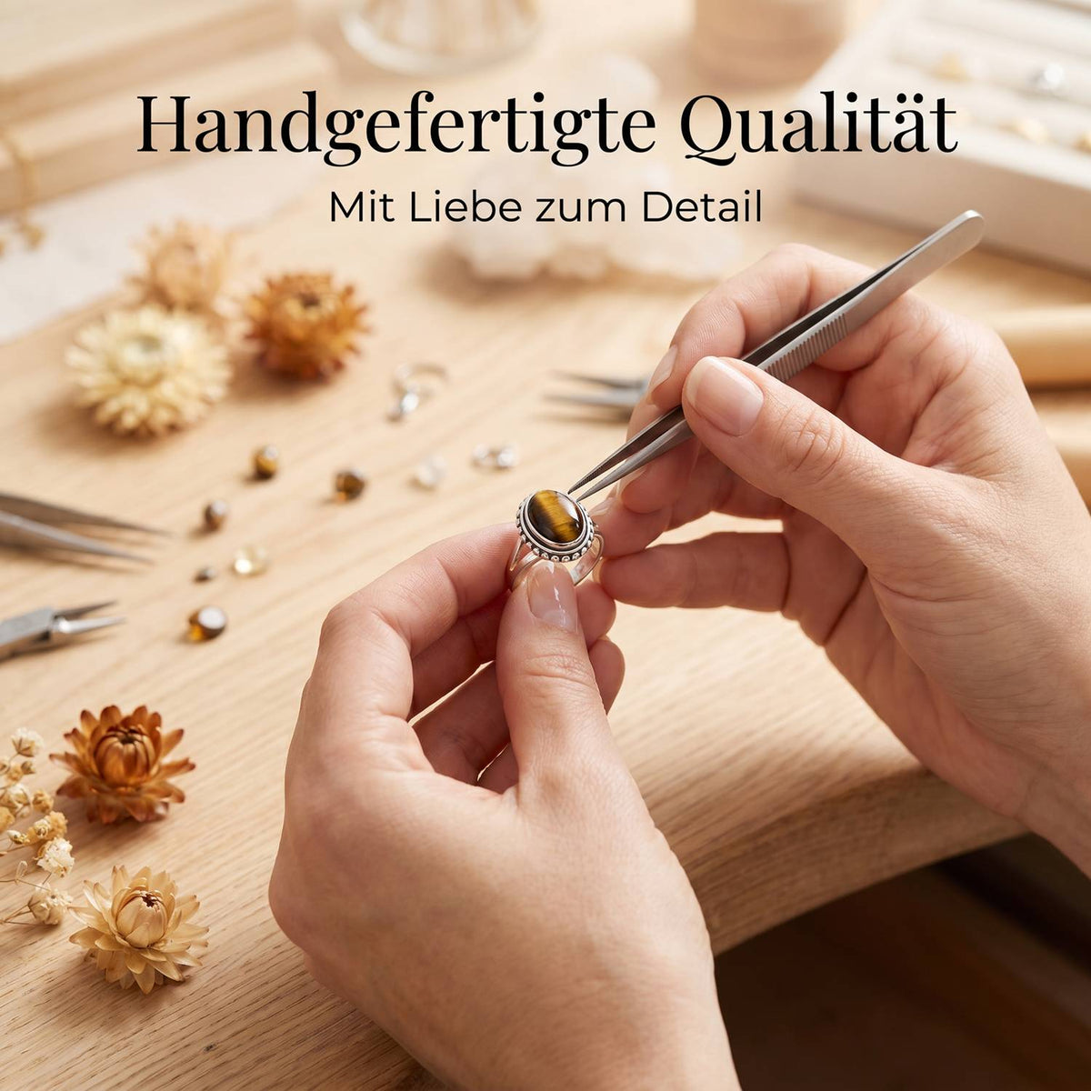 Handgefertigter Silberring mit Tigerauge bei der Schmuckherstellung