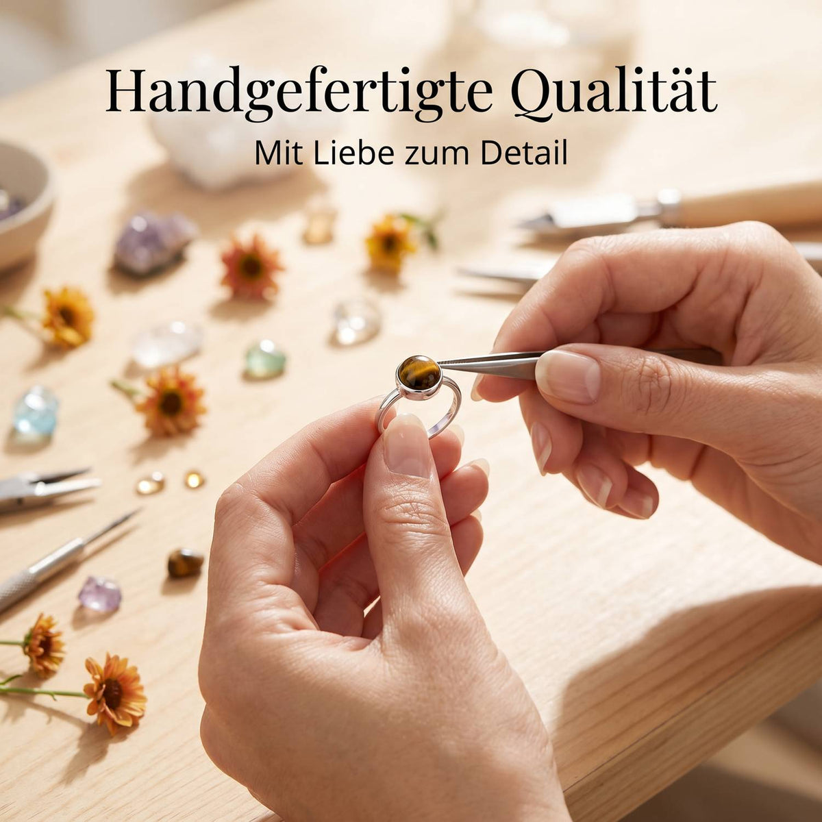 Handgefertigter Silberring mit Tigerauge bei der Schmuckherstellung
