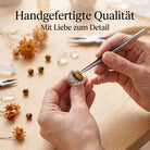 [KI] Handgefertigter Silberring mit Tigerauge bei der Schmuckherstellung