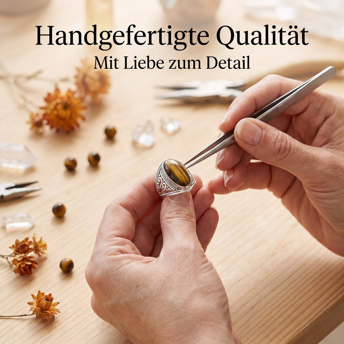 Handgefertigter Silberring mit Tigerauge bei der Schmuckherstellung