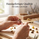 [KI] Handgefertigter Silberring mit Tigerauge bei der Schmuckherstellung