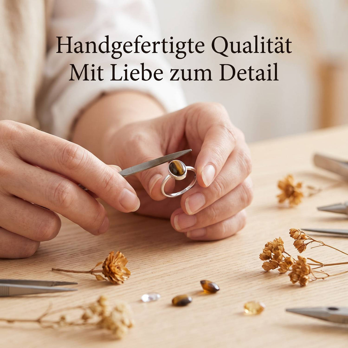 Handgefertigter Silberring mit Tigerauge bei der Schmuckherstellung