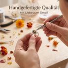 [KI] Handgefertigter Silberring mit Tigerauge bei der Schmuckherstellung