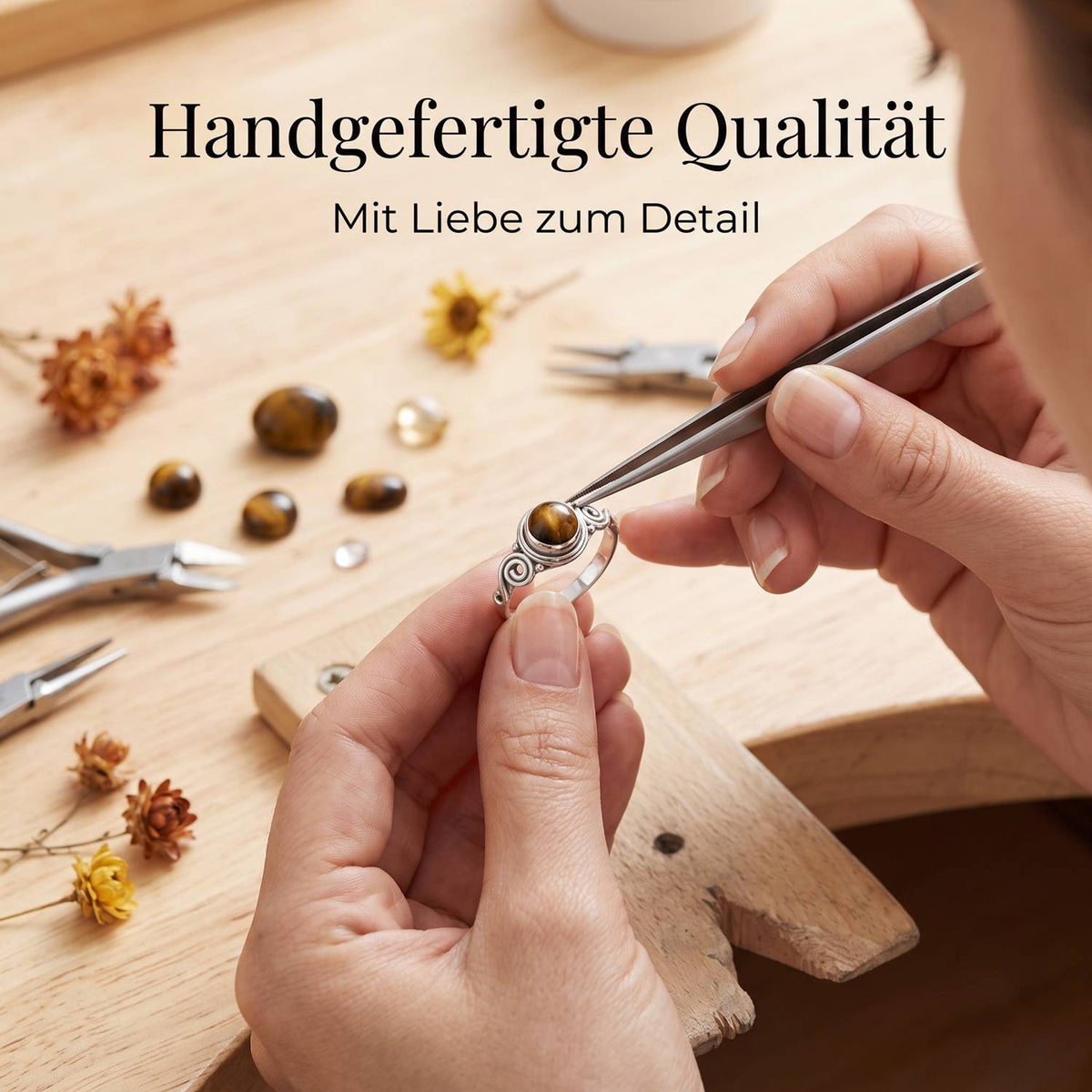 Handgefertigter Silberring mit Tigerauge bei der Schmuckherstellung