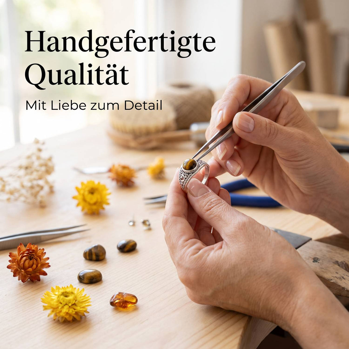 Handgefertigter Silberring mit Tigerauge bei der Schmuckherstellung