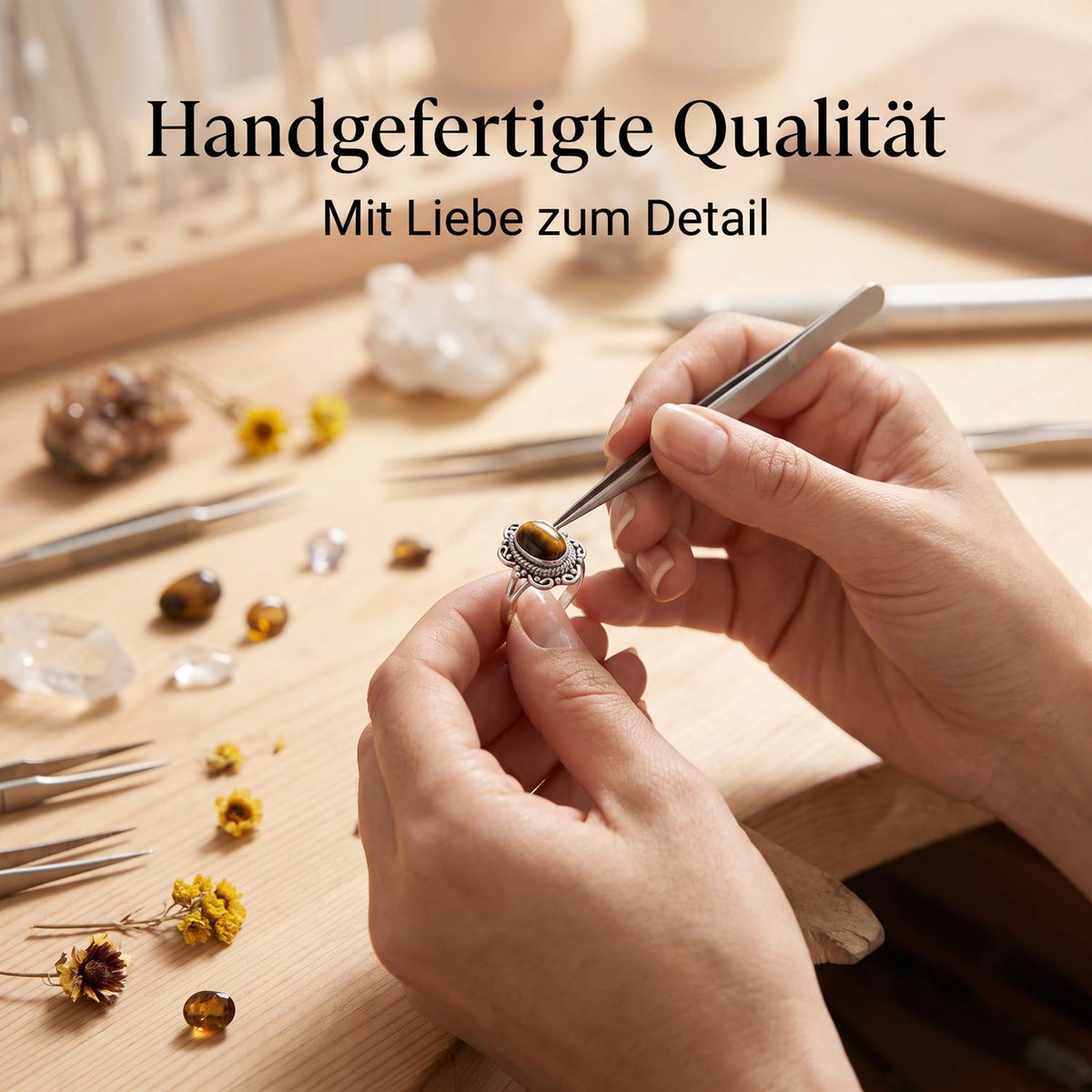 Handgefertigter Silberring mit Tigerauge bei der Schmuckherstellung