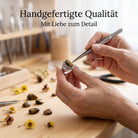 [KI] Handgefertigter Silberring mit Tigerauge bei der Schmuckherstellung