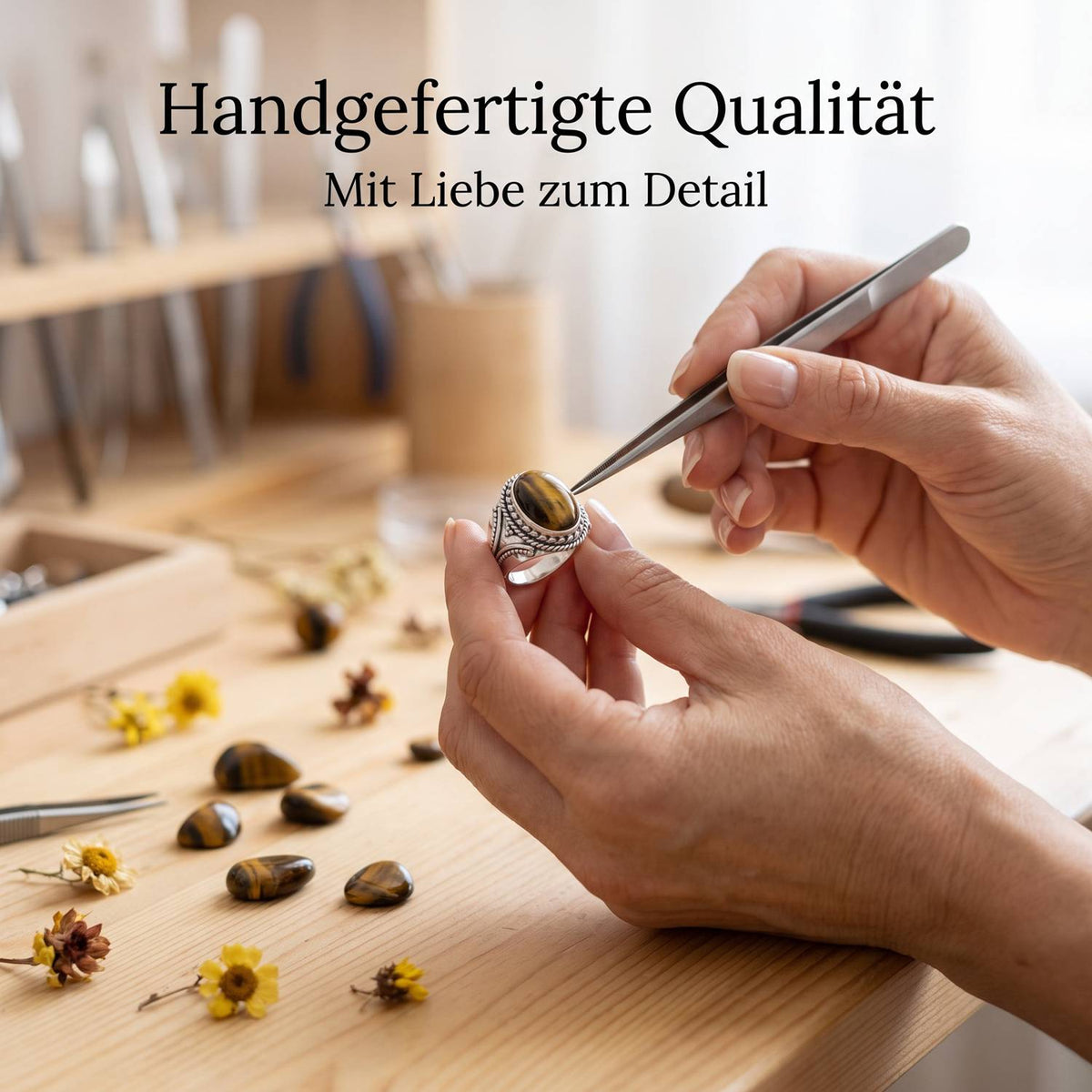 Handgefertigter Silberring mit Tigerauge bei der Schmuckherstellung