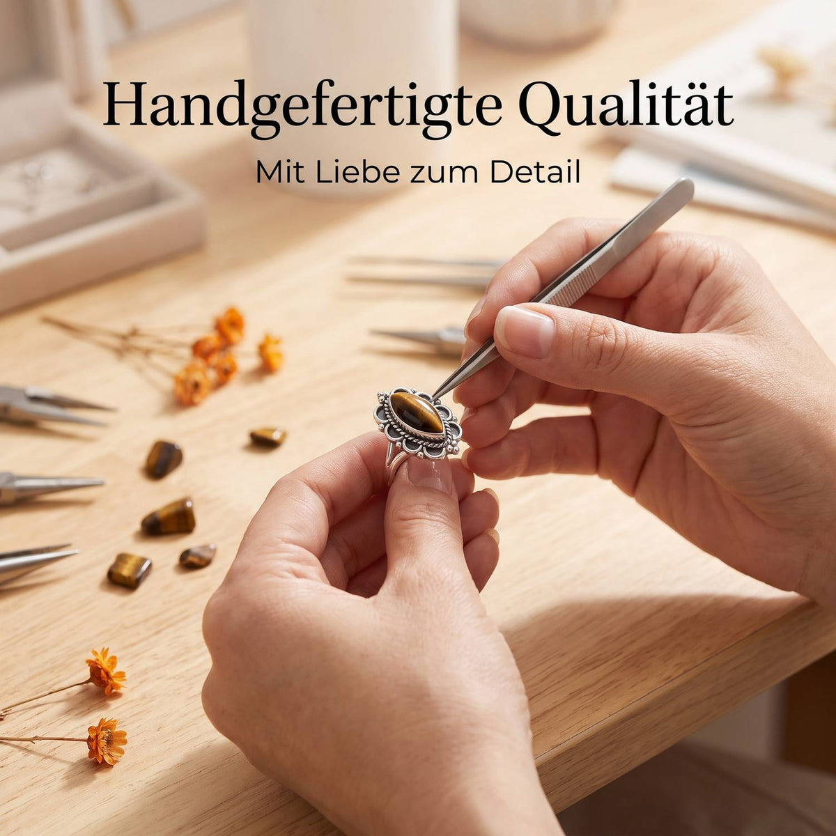 Handgefertigter Silberring mit Tigerauge bei der Schmuckherstellung
