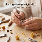 [KI] Handgefertigter Silberring mit Tigerauge bei der Schmuckherstellung
