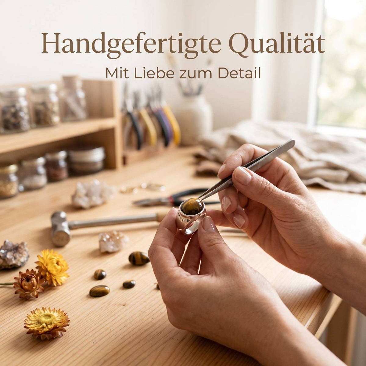 Handgefertigter Silberring mit Tigerauge bei der Schmuckherstellung