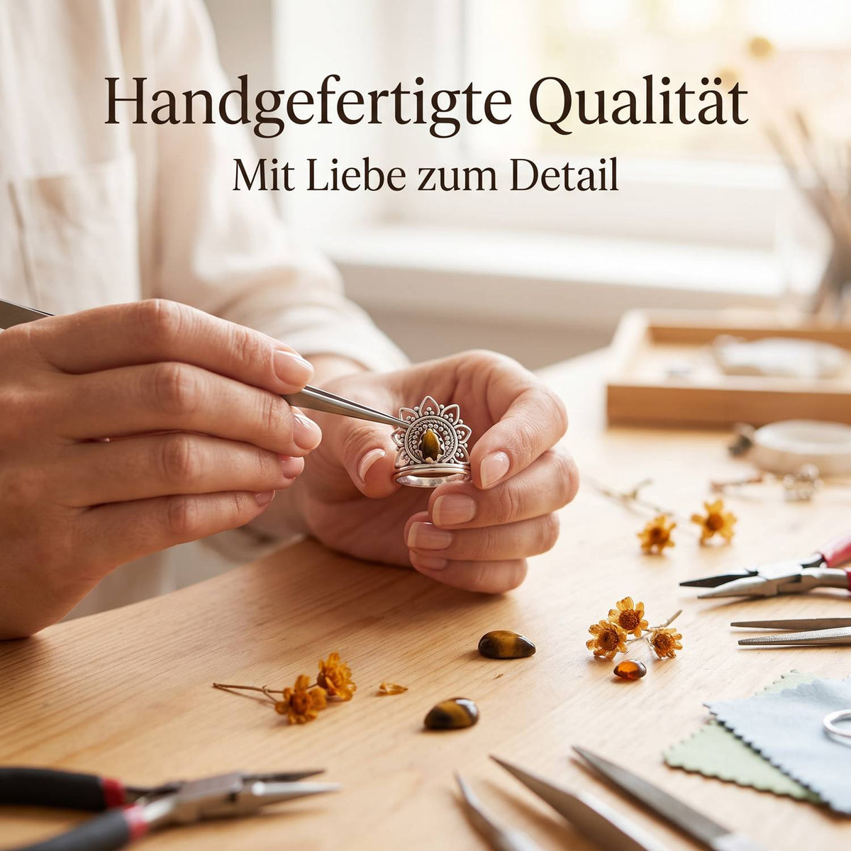 Handgefertigter Silberring mit Tigerauge bei der Schmuckherstellung