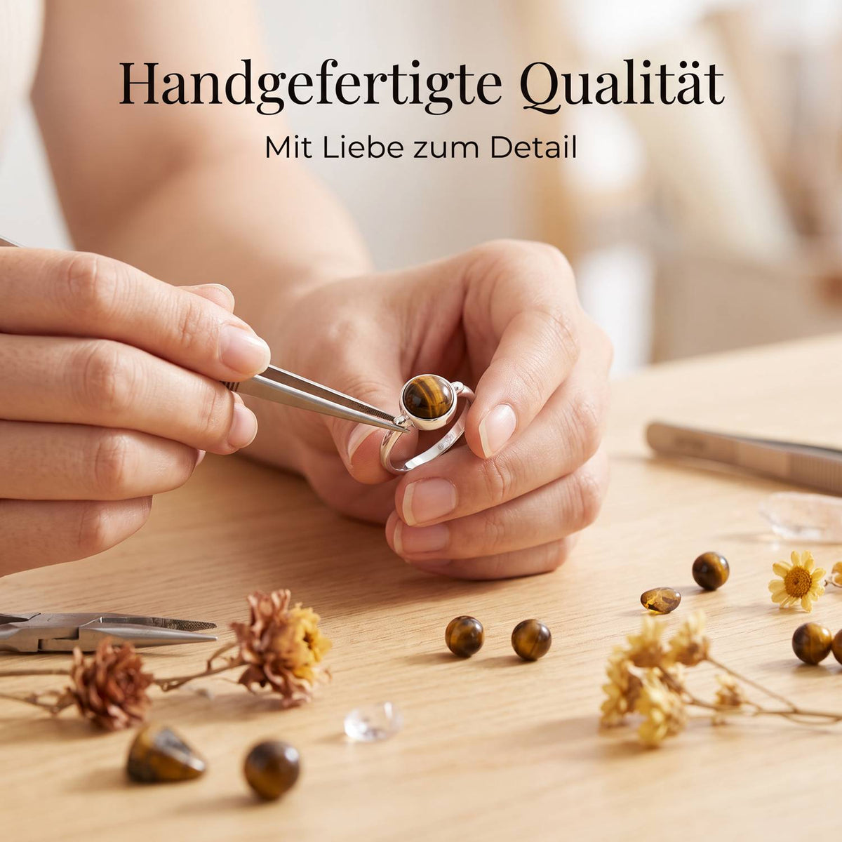 Handgefertigter Silberring mit Tigerauge bei der Schmuckherstellung
