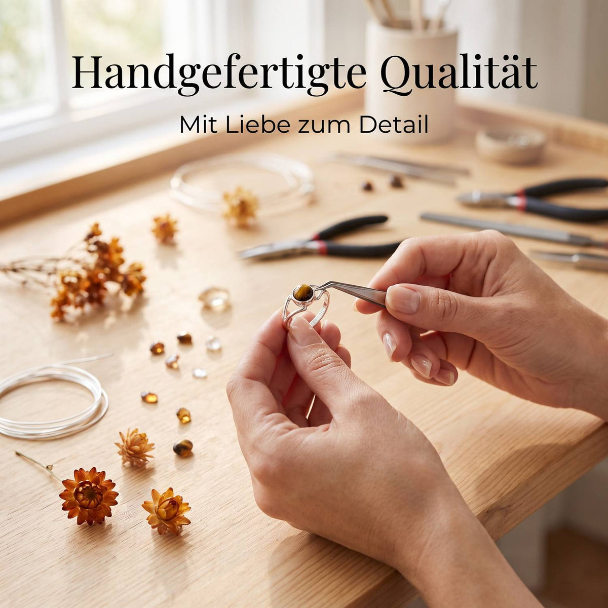 Handgefertigter Silberring mit Tigerauge bei der Schmuckherstellung
