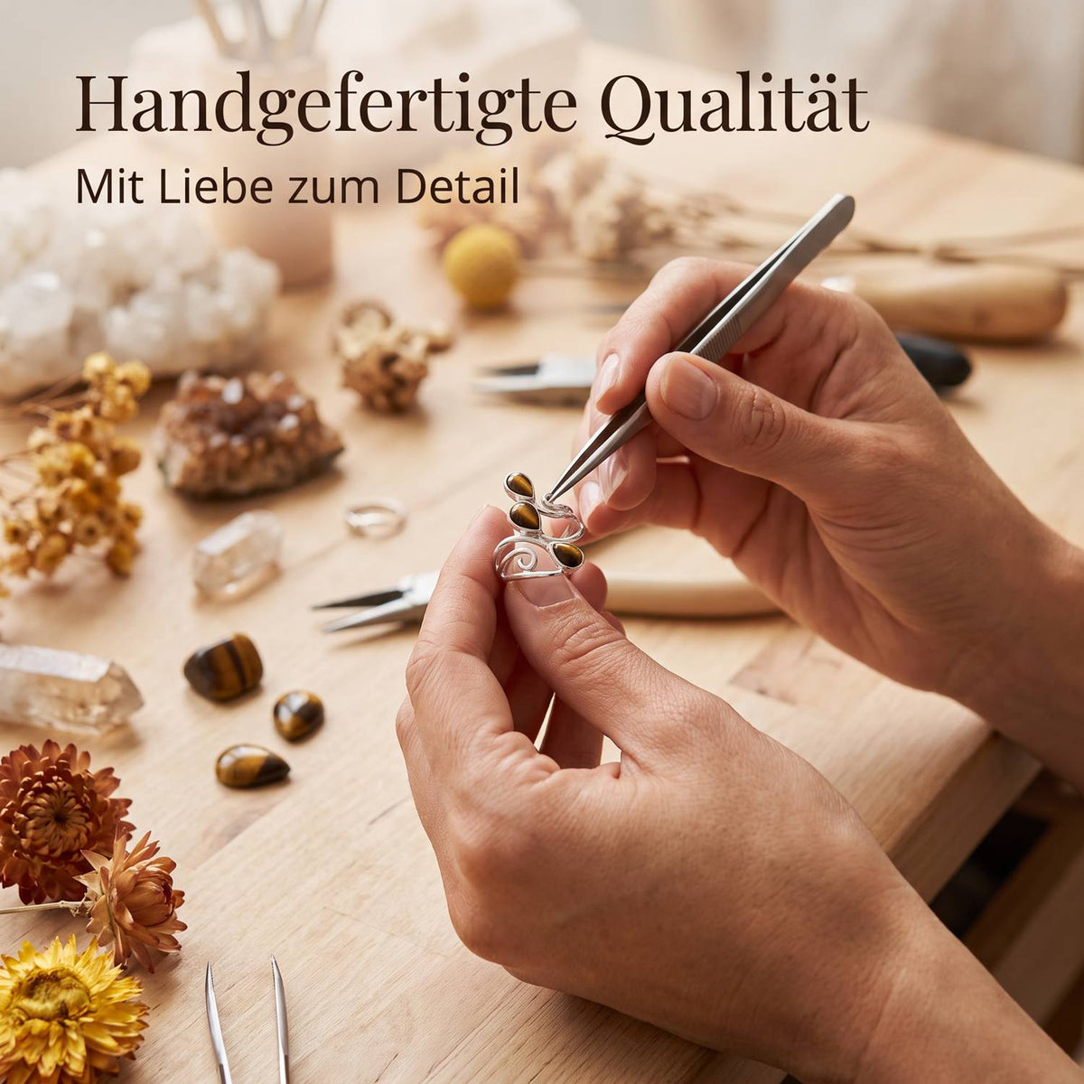 Handgefertigter Silberring mit Tigerauge bei der Schmuckherstellung