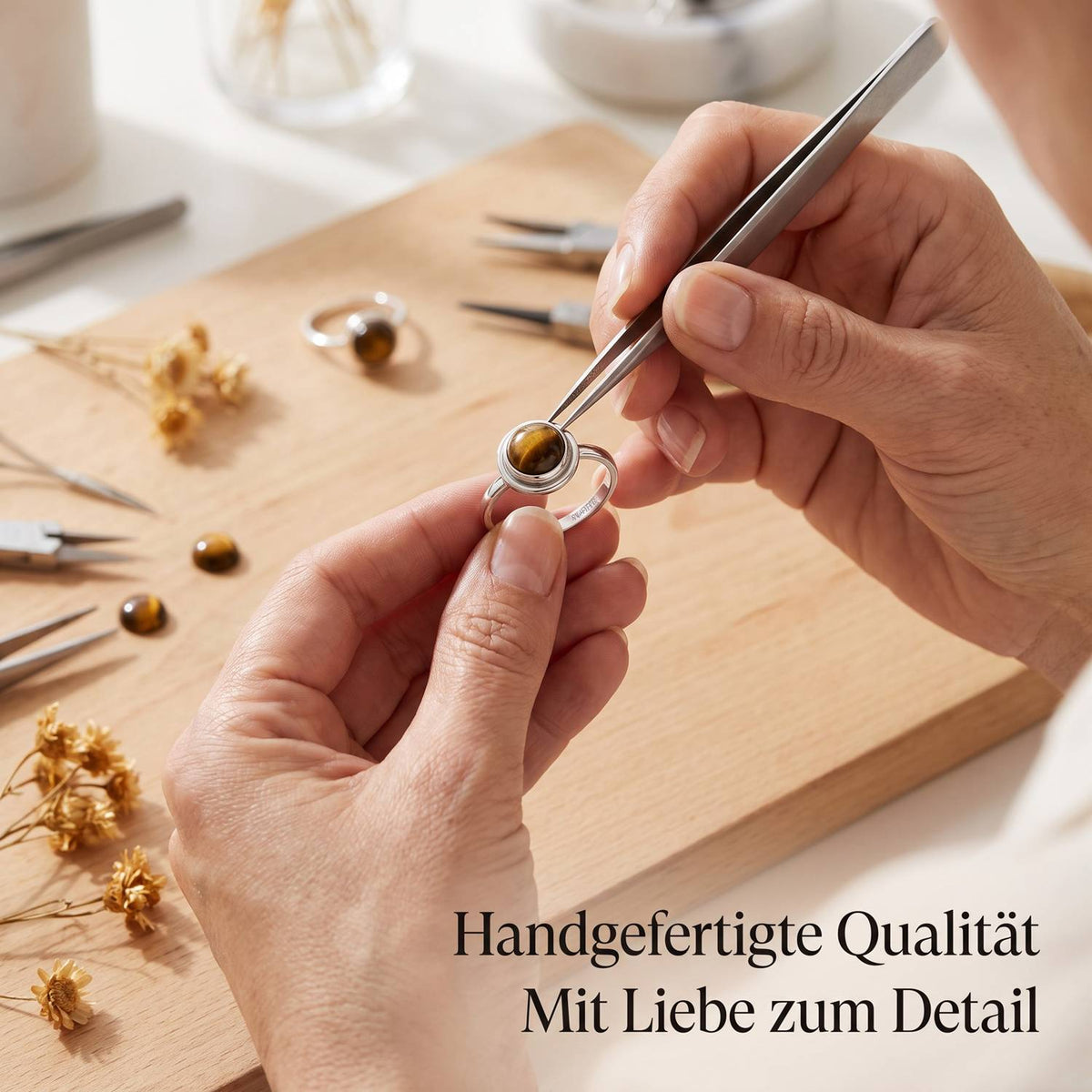 Handgefertigter Silberring mit Tigerauge bei der Schmuckherstellung