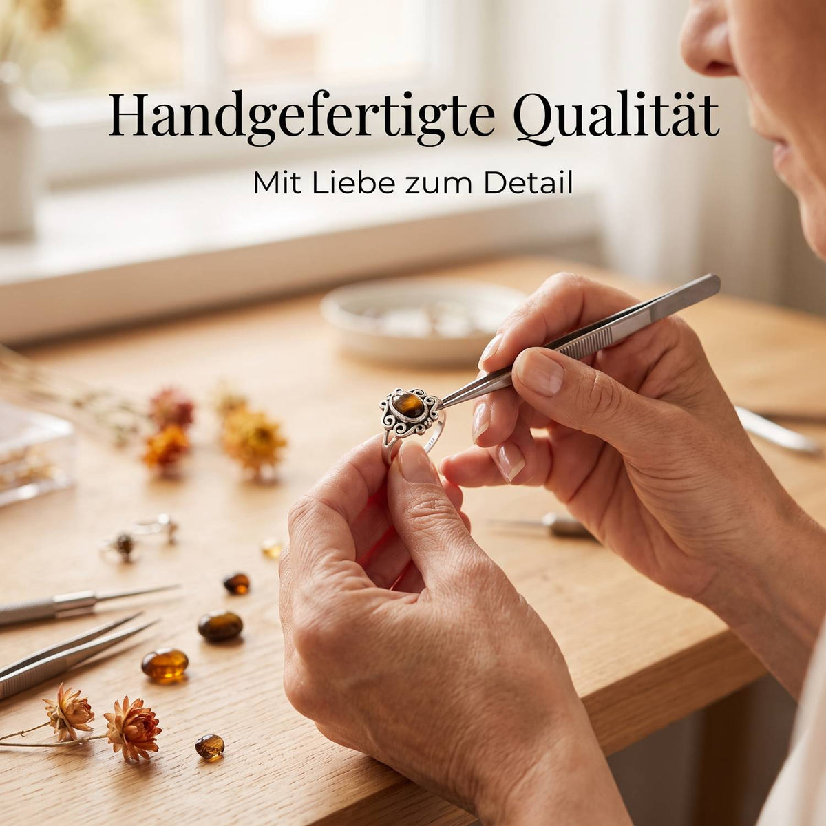 Handgefertigter Silberring mit Tigerauge bei der Schmuckherstellung