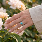 [KI] Silberring mit Türkis an der Hand zwischen Blumen